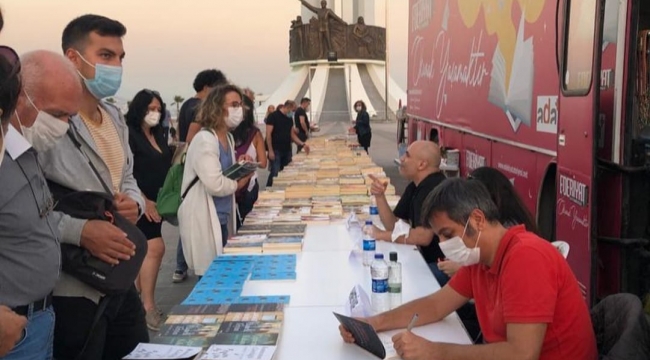 Edebiyat Otobüsü yollarda: Yazarlar, Karşıyaka halkıyla buluştu