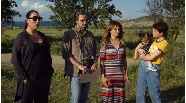 Usta Yönetmen Almodovar'ın Madres paralelas filminin afişini sansürleyen Instagram özür diledi 